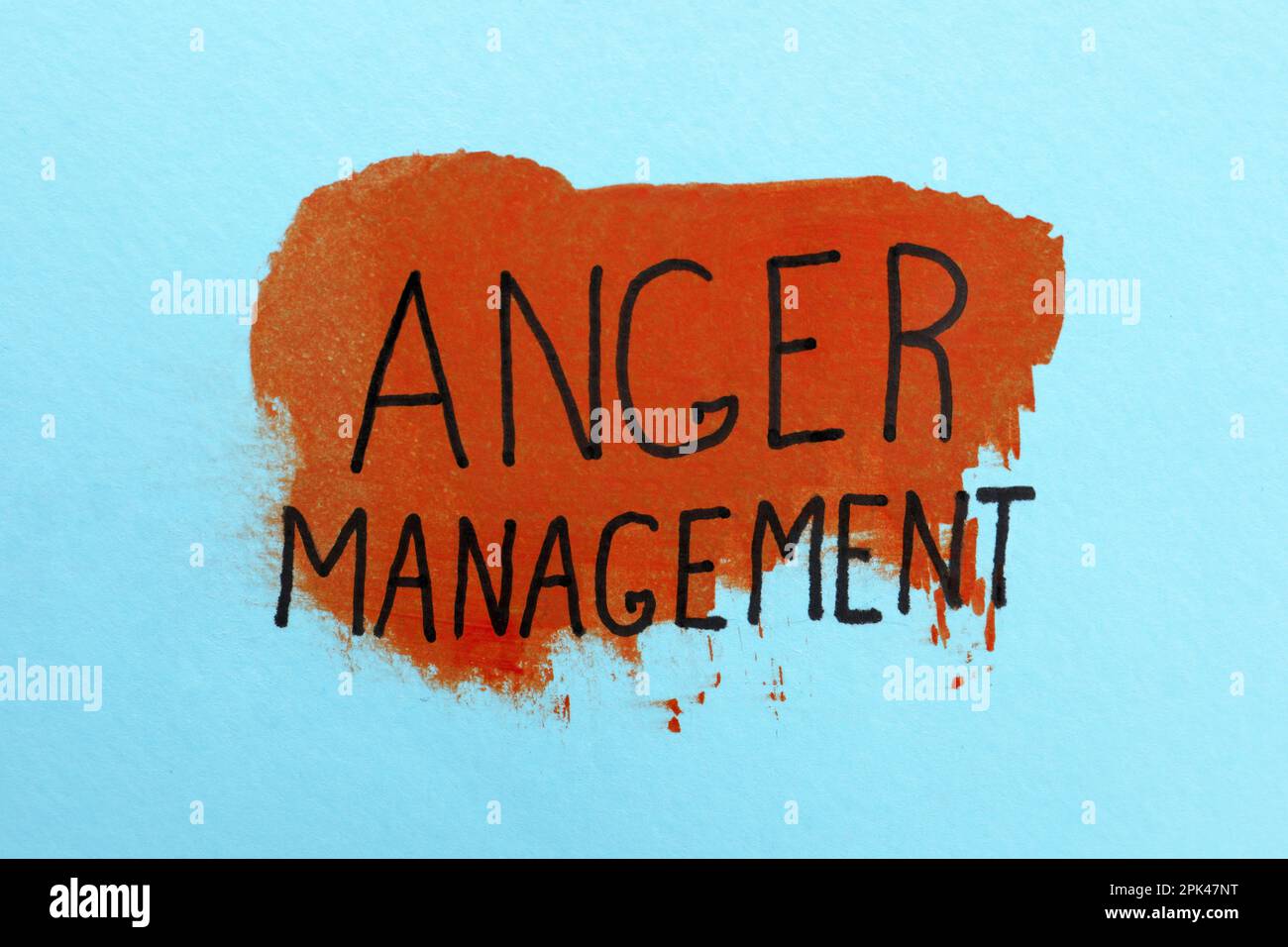 Expression Anger Management écrit sur fond bleu clair avec de la peinture de couleur Banque D'Images