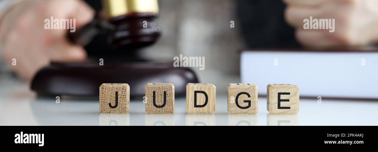Le juge du monde a recueilli des lettres en cubes de bois, de la justice et de la loi Banque D'Images