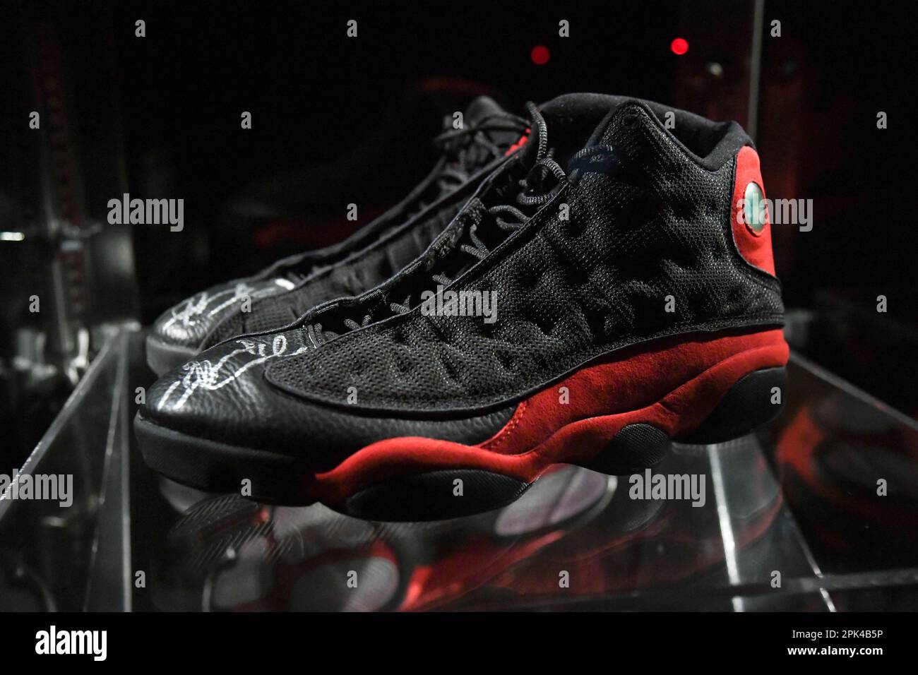 New York, États-Unis. 05th avril 2023. Les baskets les plus chères jamais présentées aux enchères, Michael Jordan's 1998 NBA Finals Game 2 Air Jordan 13s, estimé à 2 millions de francs, sont présentées à Sotheby's à New York, NY sur 5 avril 2023. Les souvenirs « Victoriam | Parties I & II » seront ouverts à la soumission à partir du 3-11 avril, à l'occasion d'une exposition publique à Sotheby's New York. (Photo par Efren Landaos/Sipa USA) crédit: SIPA USA/Alay Live News Banque D'Images