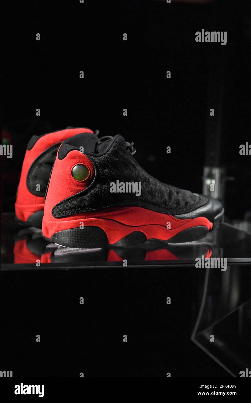 New York, États-Unis. 05th avril 2023. Les baskets les plus chères jamais présentées aux enchères, Michael Jordan's 1998 NBA Finals Game 2 Air Jordan 13s, estimé à 2 millions de francs, sont présentées à Sotheby's à New York, NY sur 5 avril 2023. Les souvenirs « Victoriam | Parties I & II » seront ouverts à la soumission à partir du 3-11 avril, à l'occasion d'une exposition publique à Sotheby's New York. (Photo par Efren Landaos/Sipa USA) crédit: SIPA USA/Alay Live News Banque D'Images