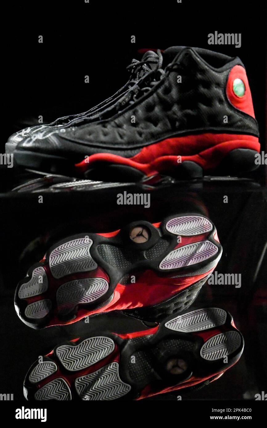 New York, États-Unis. 05th avril 2023. Les baskets les plus chères jamais présentées aux enchères, Michael Jordan's 1998 NBA Finals Game 2 Air Jordan 13s, estimé à 2 millions de francs, sont présentées à Sotheby's à New York, NY sur 5 avril 2023. Les souvenirs « Victoriam | Parties I & II » seront ouverts à la soumission à partir du 3-11 avril, à l'occasion d'une exposition publique à Sotheby's New York. (Photo par Efren Landaos/Sipa USA) crédit: SIPA USA/Alay Live News Banque D'Images