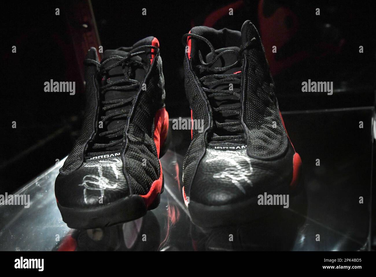 New York, États-Unis. 05th avril 2023. Les baskets les plus chères jamais présentées aux enchères, Michael Jordan's 1998 NBA Finals Game 2 Air Jordan 13s, estimé à 2 millions de francs, sont présentées à Sotheby's à New York, NY sur 5 avril 2023. Les souvenirs « Victoriam | Parties I & II » seront ouverts à la soumission à partir du 3-11 avril, à l'occasion d'une exposition publique à Sotheby's New York. (Photo par Efren Landaos/Sipa USA) crédit: SIPA USA/Alay Live News Banque D'Images