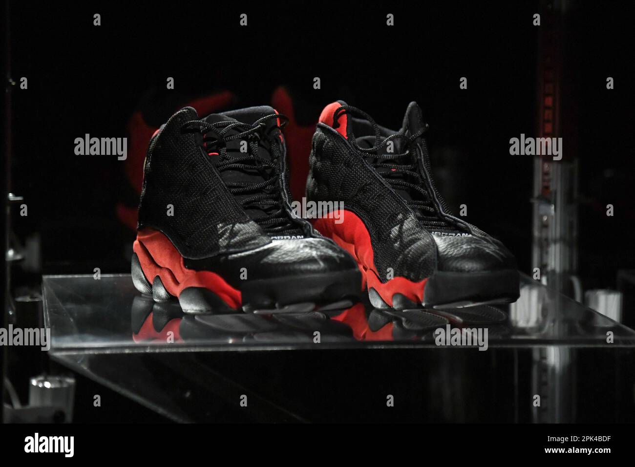 New York, États-Unis. 05th avril 2023. Les baskets les plus chères jamais présentées aux enchères, Michael Jordan's 1998 NBA Finals Game 2 Air Jordan 13s, estimé à 2 millions de francs, sont présentées à Sotheby's à New York, NY sur 5 avril 2023. Les souvenirs « Victoriam | Parties I & II » seront ouverts à la soumission à partir du 3-11 avril, à l'occasion d'une exposition publique à Sotheby's New York. (Photo par Efren Landaos/Sipa USA) crédit: SIPA USA/Alay Live News Banque D'Images