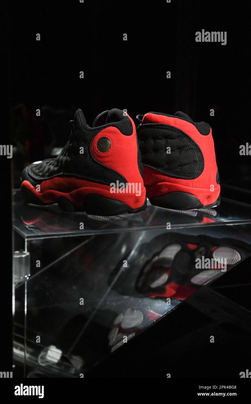 New York, États-Unis. 05th avril 2023. Les baskets les plus chères jamais présentées aux enchères, Michael Jordan's 1998 NBA Finals Game 2 Air Jordan 13s, estimé à 2 millions de francs, sont présentées à Sotheby's à New York, NY sur 5 avril 2023. Les souvenirs « Victoriam | Parties I & II » seront ouverts à la soumission à partir du 3-11 avril, à l'occasion d'une exposition publique à Sotheby's New York. (Photo par Efren Landaos/Sipa USA) crédit: SIPA USA/Alay Live News Banque D'Images