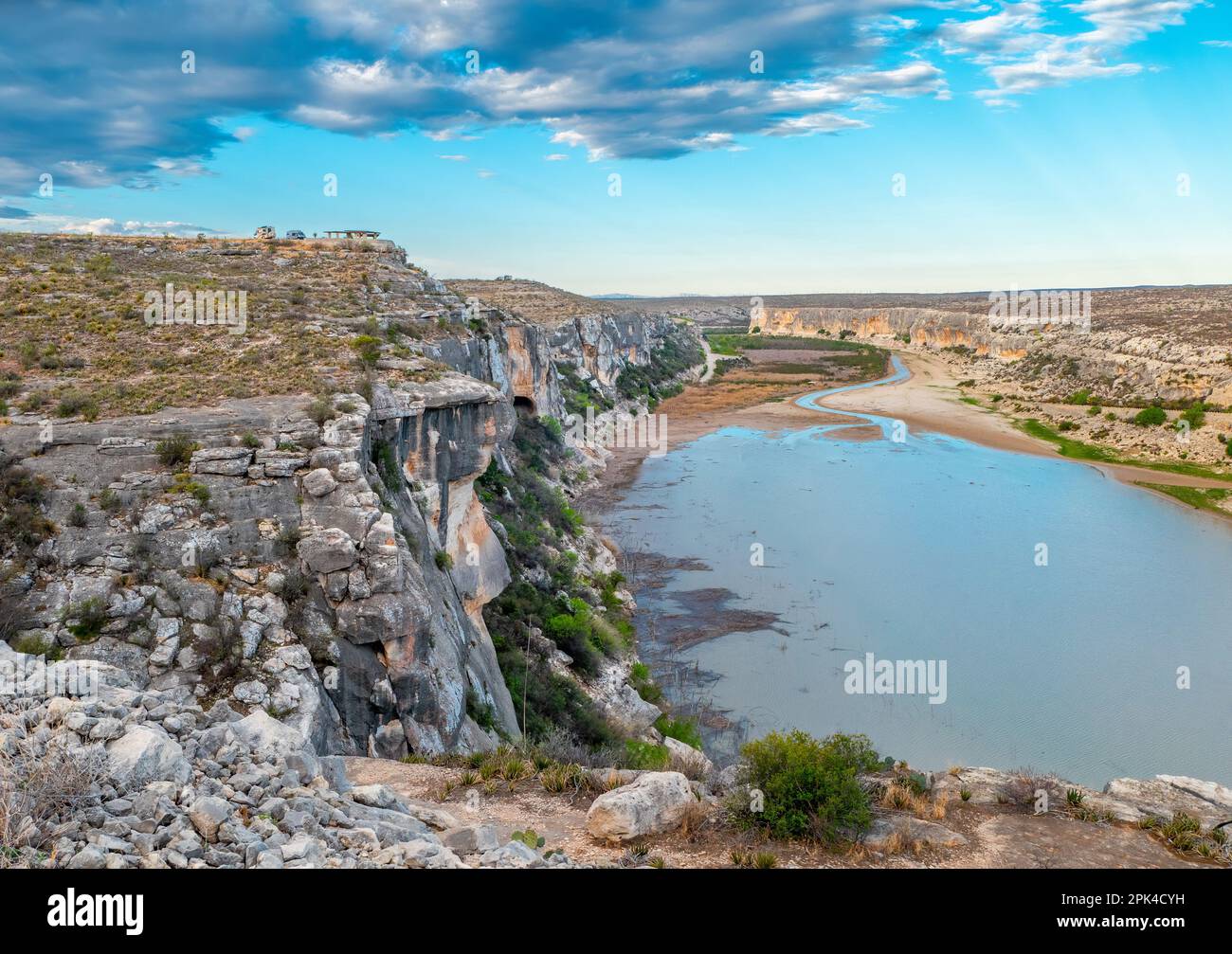 D'une vue sur la rivière Pecos au Texas, une courte distance avant de se vider dans la rivière Rio Grande qui forme la frontière entre les États-Unis Banque D'Images