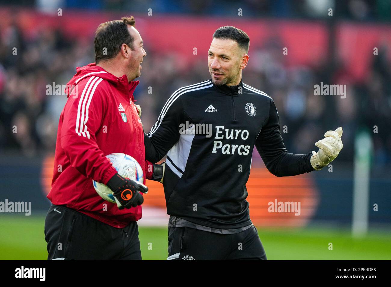 Rotterdam, pays-Bas - 05/04/2023, Kalid Benlahsen, entraîneur de gardien de but Feyenoord Ofir Marciano, gardien de but Feyenoord contre Ajax, au Stadion Feijenoord de Kuip le 5 avril 2023 à Rotterdam, pays-Bas. (Box to Box Pictures/Tom Bode) Banque D'Images