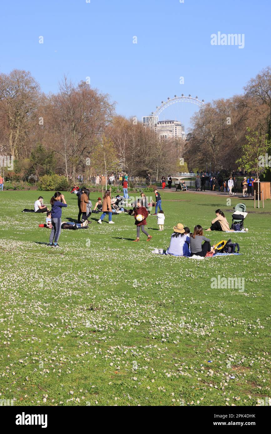 Soleil de printemps pour les vacances de Pâques à St James's Park, dans le centre de Londres, Royaume-Uni Banque D'Images