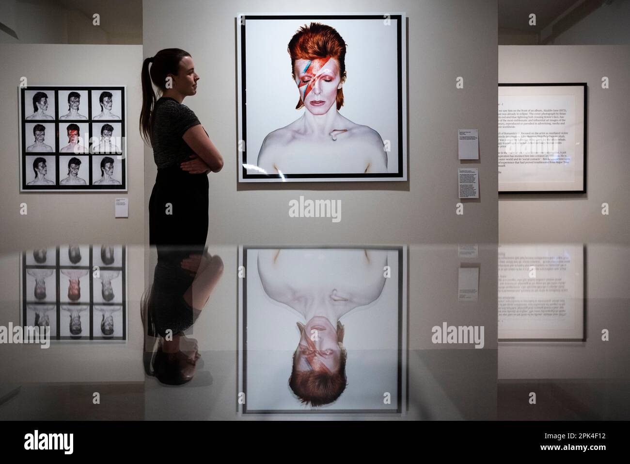 Londres, Royaume-Uni. 5 avril 2023. Un membre du personnel voit 'Aladdin Sane, Eyes Shut', 1973, par Brian Duffy, à un aperçu de 'Aladdin Sane: 50 ans', une nouvelle exposition au Royal Festival Hall du Southbank Centre. Cinquante ans après la sortie de l’album « Aladdin Sane » de David Bowie, l’exposition explore le portrait de couverture emblématique de Brian Duffy et la transformation continue de l’image de Bowie. Le spectacle se déroule du 6 avril au 28 mai. Credit: Stephen Chung / Alamy Live News Banque D'Images