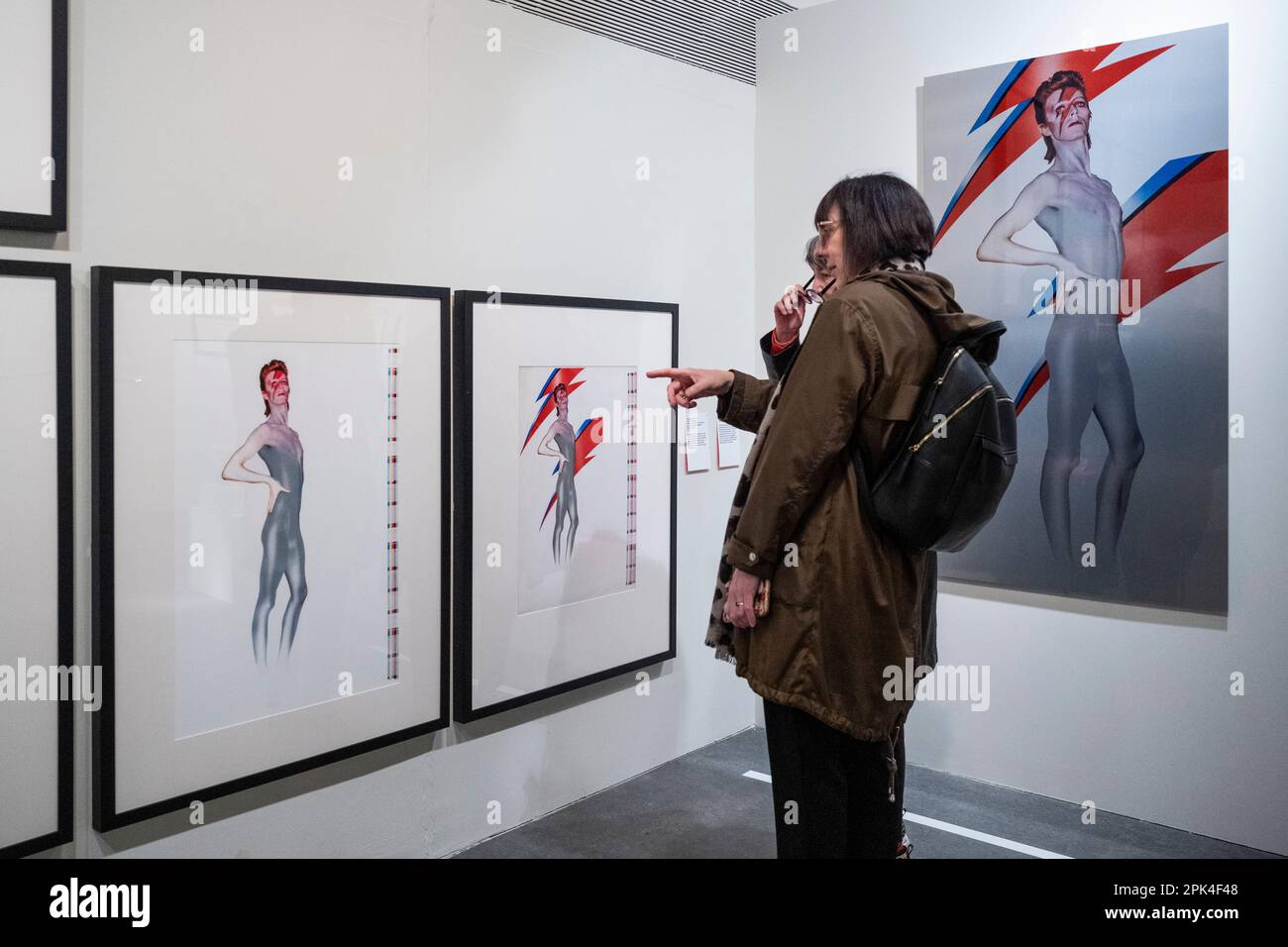 Londres, Royaume-Uni. 5 avril 2023. Les visiteurs peuvent voir les versions Aladdin Sane en avant-première de «Aladdin Sane: 50 ans», une nouvelle exposition au Royal Festival Hall du Southbank Centre. Cinquante ans après la sortie de l’album « Aladdin Sane » de David Bowie, l’exposition explore le portrait de couverture emblématique de Brian Duffy et la transformation continue de l’image de Bowie. Le spectacle se déroule du 6 avril au 28 mai. Credit: Stephen Chung / Alamy Live News Banque D'Images