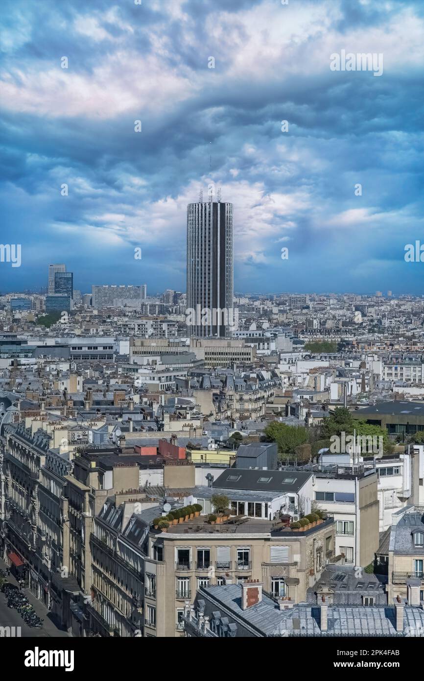 Paris, belles façades Haussmann et toits dans un quartier luxueux de la capitale, vue depuis l'arche du triomphe, avec la tour Montparnasse Banque D'Images
