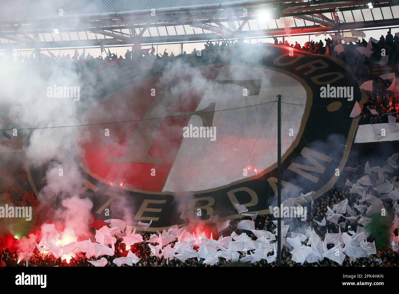 ROTTERDAM - les supporters de Feyenoord pendant la demi-finale du match de la coupe TOTO KNVB entre Feyenoord et Ajax au stade Feyenoord de Kuip sur 5 avril 2023 à Rotterdam, pays-Bas. ANP KOEN VAN WEEL Banque D'Images