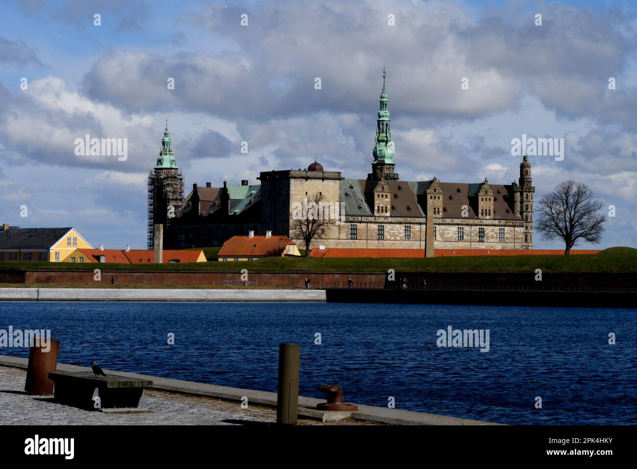 Helingor /Danemark/05 avril 2023/ Château de Kronborg le plus célèbre château de Denamrk Hrlmrt casdtle dans la ville de habour, vue sur Helingborg Seden (photo.Francis Joseph Dean/Dean Pictures) Banque D'Images