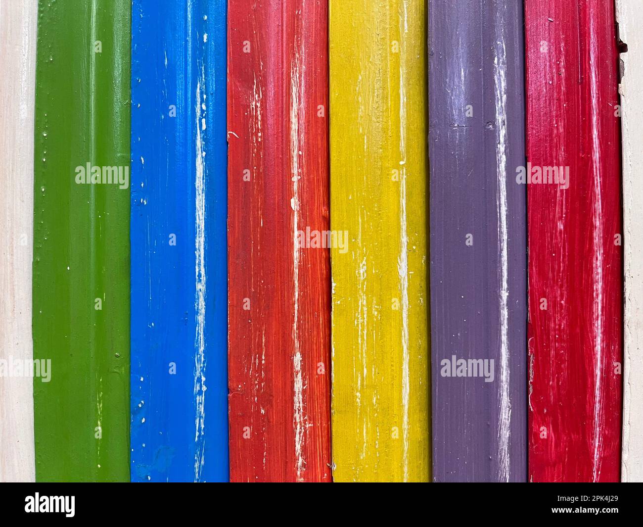 panneaux en bois peints dans des couleurs vives Banque D'Images