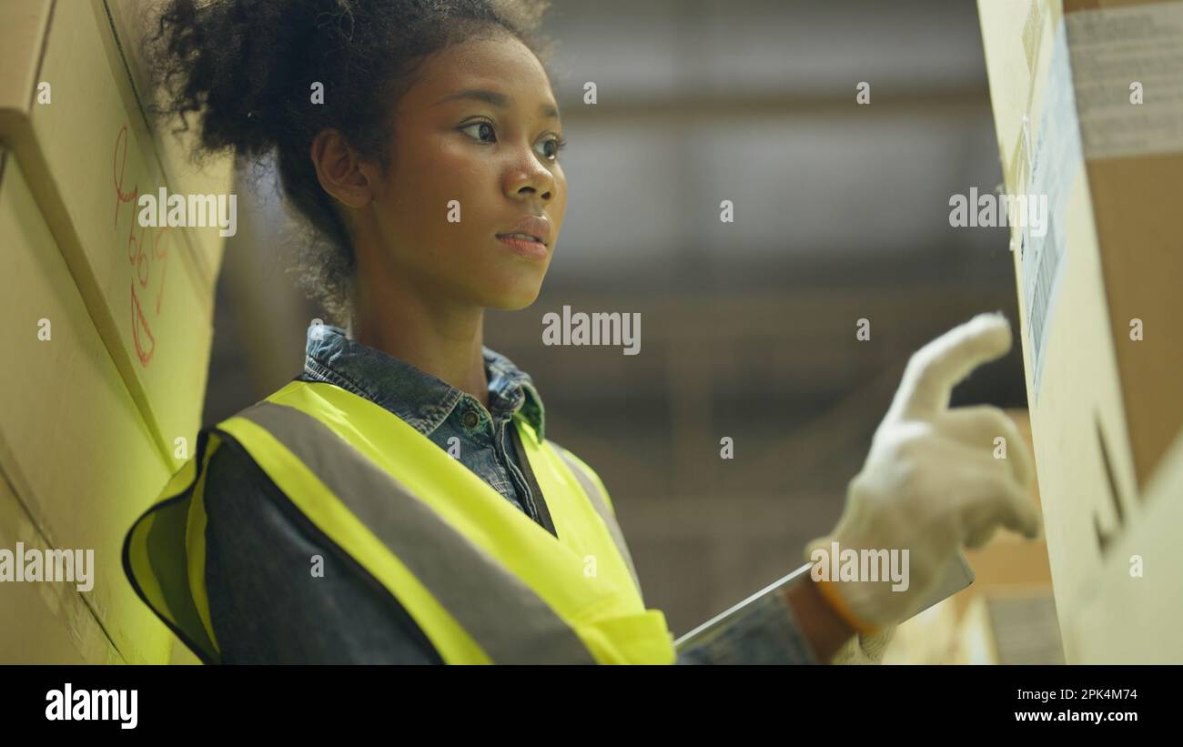 Personnel industriel travaillant dans l'entrepôt de l'usine Banque D'Images