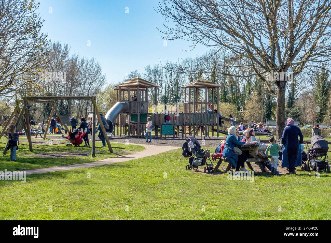 Enfants, parc de jeu, moderne, jouer, parc, Springtime, couverture pour les tout-petits, Westgate Gardens, Canterbury, Kent, Angleterre Banque D'Images