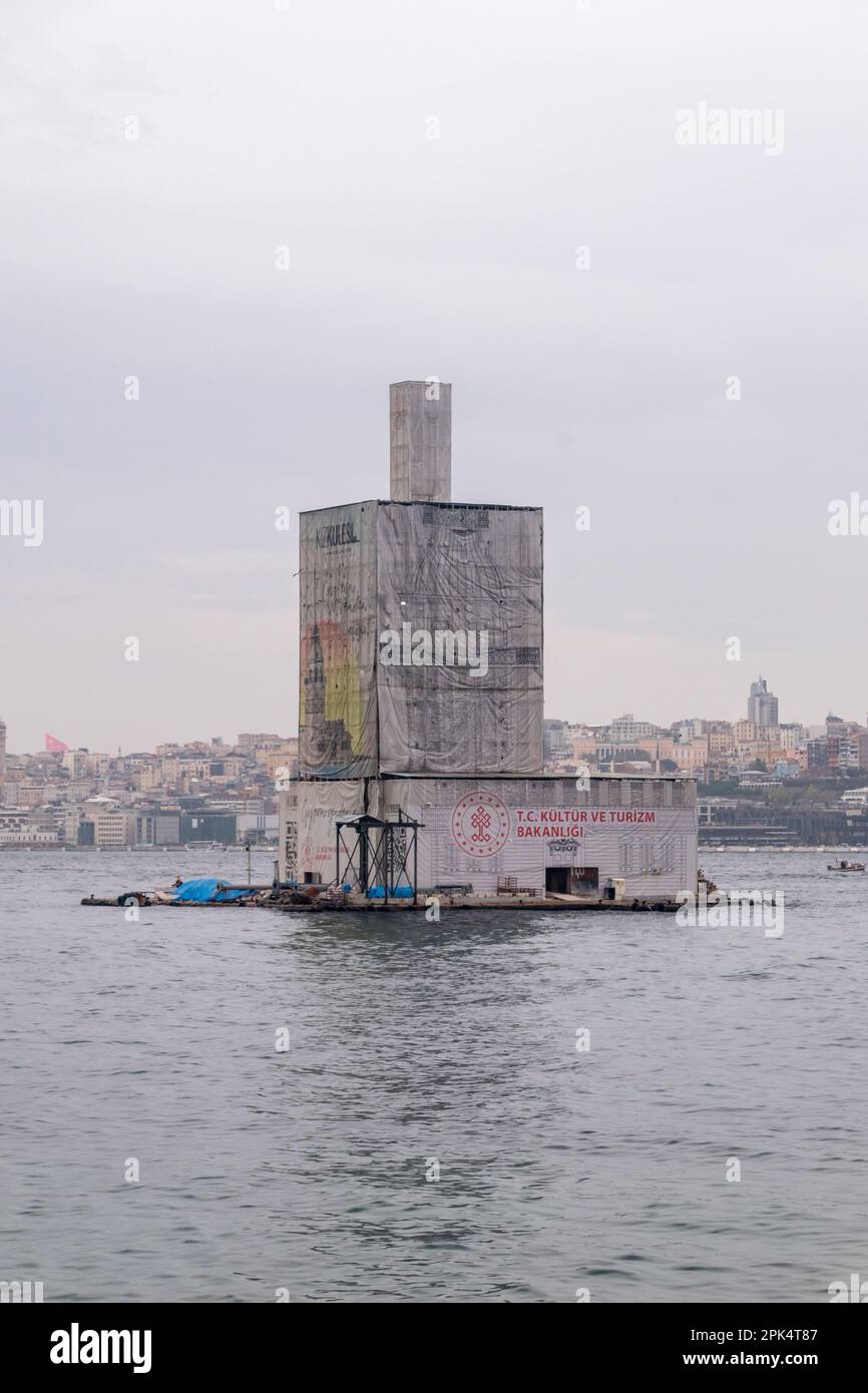 Istanbul, Turquie - 10 décembre 2022 : la Tour de la Maiden (Kiz Kulesi) en cours de rénovation. Banque D'Images
