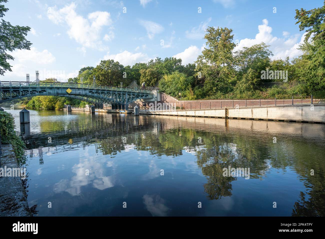 Pont Lichtenstein et canal Landwehr au parc Tiergarten - Berlin, Allemagne Banque D'Images