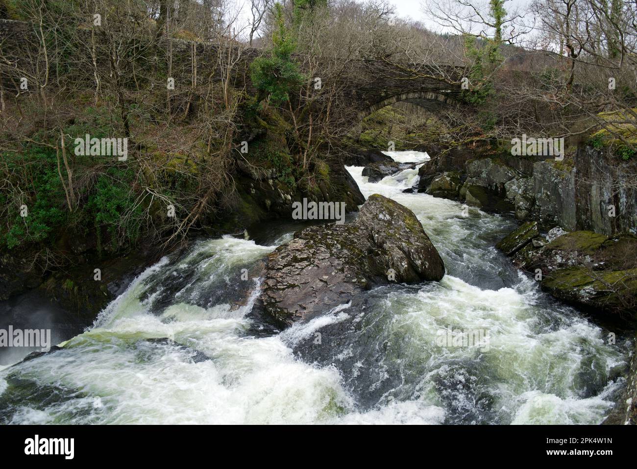 La rivière Llugwy ici est proche du village de Pont Cyfyng à Snowdonia et de la cascade connue sous le nom de Cyfyng Falls. Banque D'Images