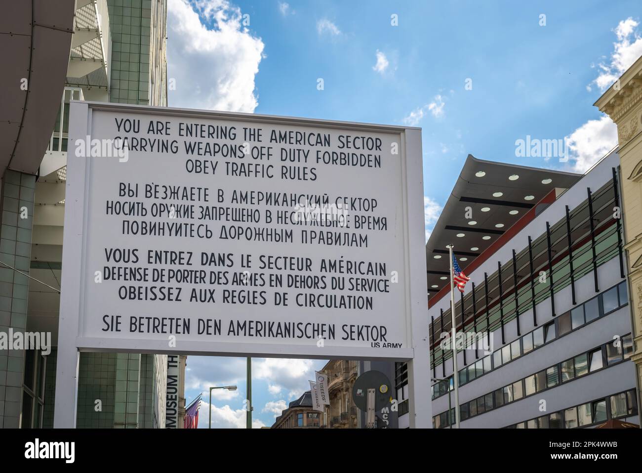 Panneau entrant dans le secteur américain à Checkpoint Charlie - Berlin, Allemagne Banque D'Images