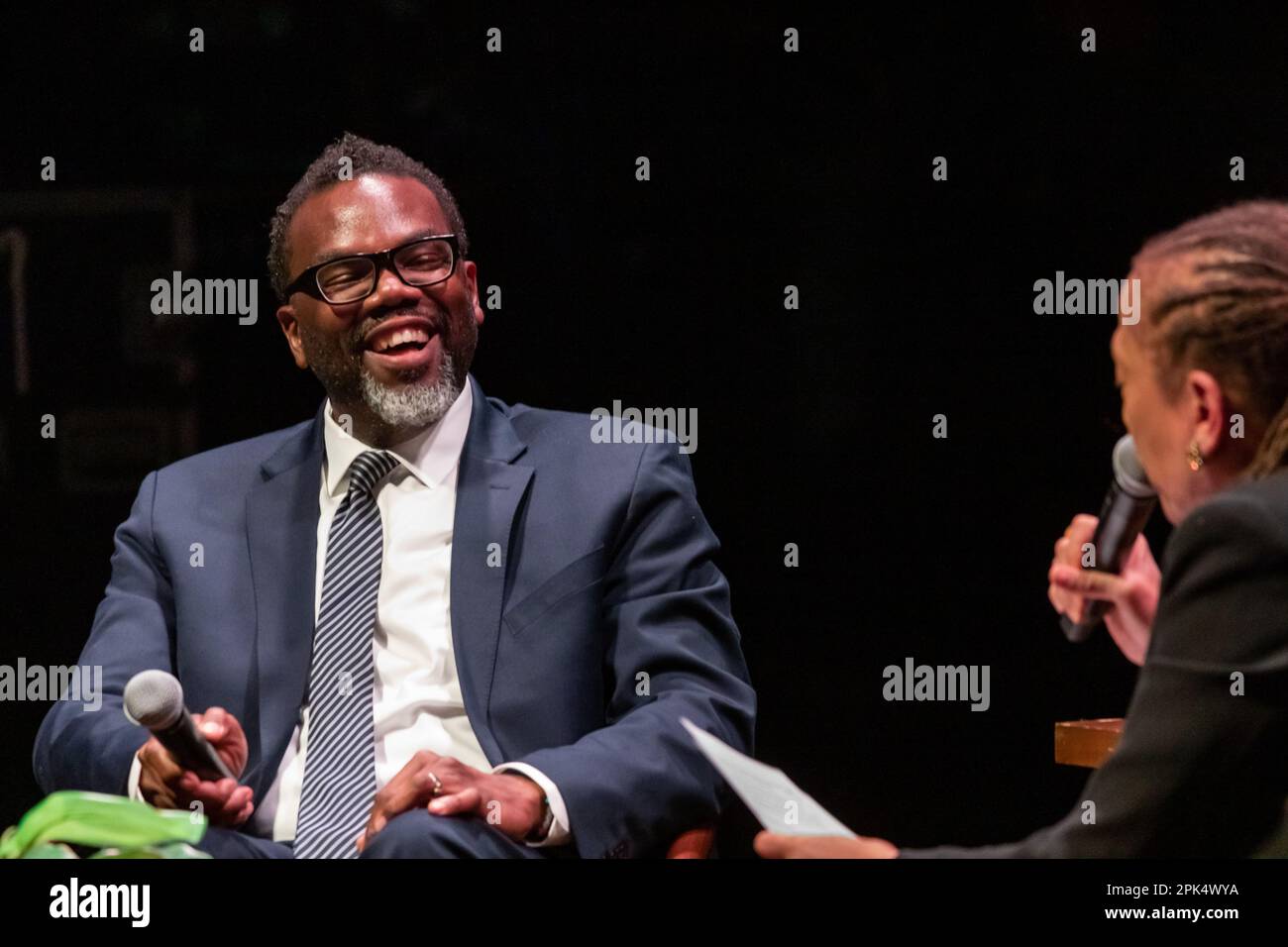 Candidat mayonnaise à Chicago (aujourd'hui maire-élu) Brandon Johnson étant interviewé le 3/15/23 par la journaliste politique vétéran de Chicago Laura Washington, à Thalia Hall dans le quartier de Pilsen. Banque D'Images