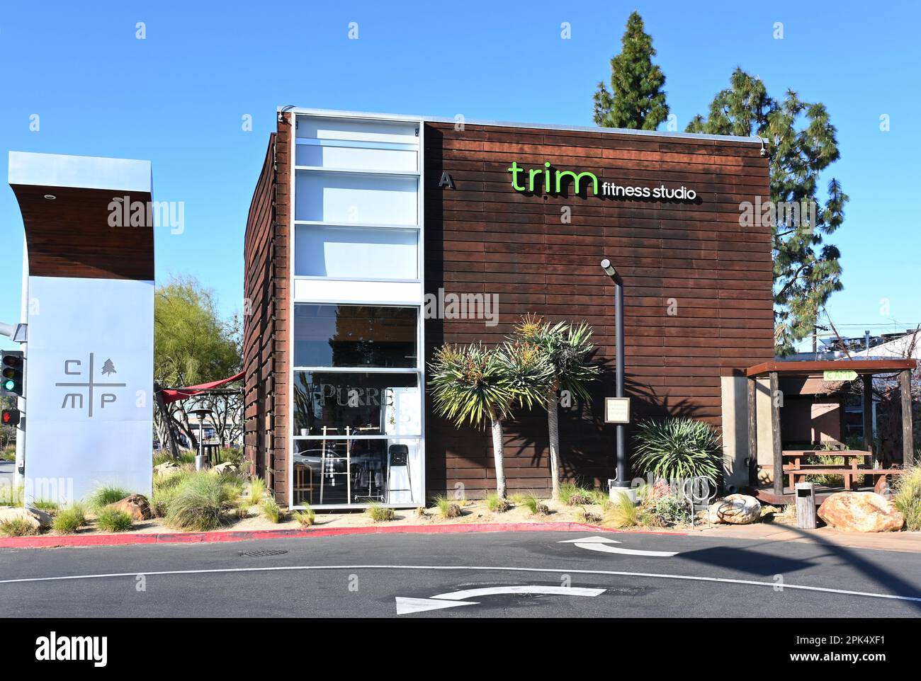 COSTA MESA, CALIFORNIE: 4 avril 2023: Le studio de fitness de Trim au campus de détail de Camp à Costa Mesa. Banque D'Images