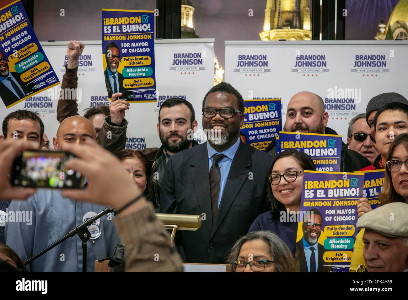 La candidate Brandon Johnson (maintenant maire élu) lors d'un rassemblement de samedi matin avec des partisans hispaniques progressistes dans le quartier majoritairement mexicain de Little Village à Chicago, au restaurant mi Tierra sur l'avenue Kedzie. Banque D'Images