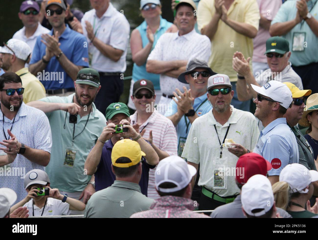 Augusta, États-Unis. 05th avril 2023. Seamus Power of Ireland est acclamé par les spectateurs après avoir coulé un trou dans un trou sur le 8th trou lors du concours par 3 au tournoi de Masters au club de golf national d'Augusta, Géorgie, mercredi, 5 avril 2023. Photo de Bob Strong/UPI crédit: UPI/Alay Live News Banque D'Images