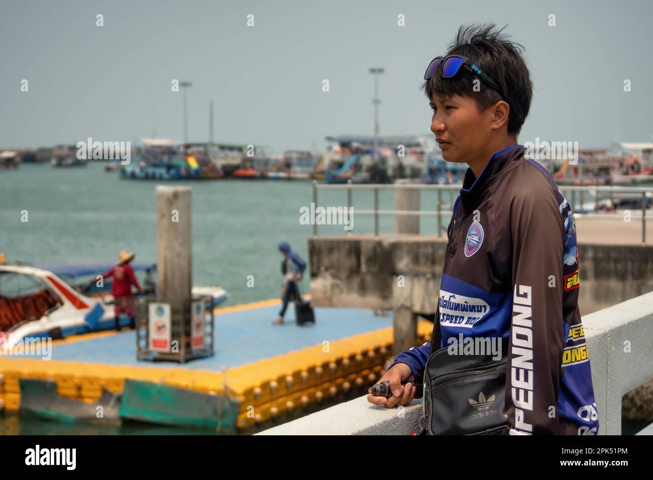 Pattaya,Thaïlande, 10 mars,2023: Bali Hai Un jeune thaïlandais dans une  veste colorée attendait le prochain groupe de touristes Photo Stock - Alamy