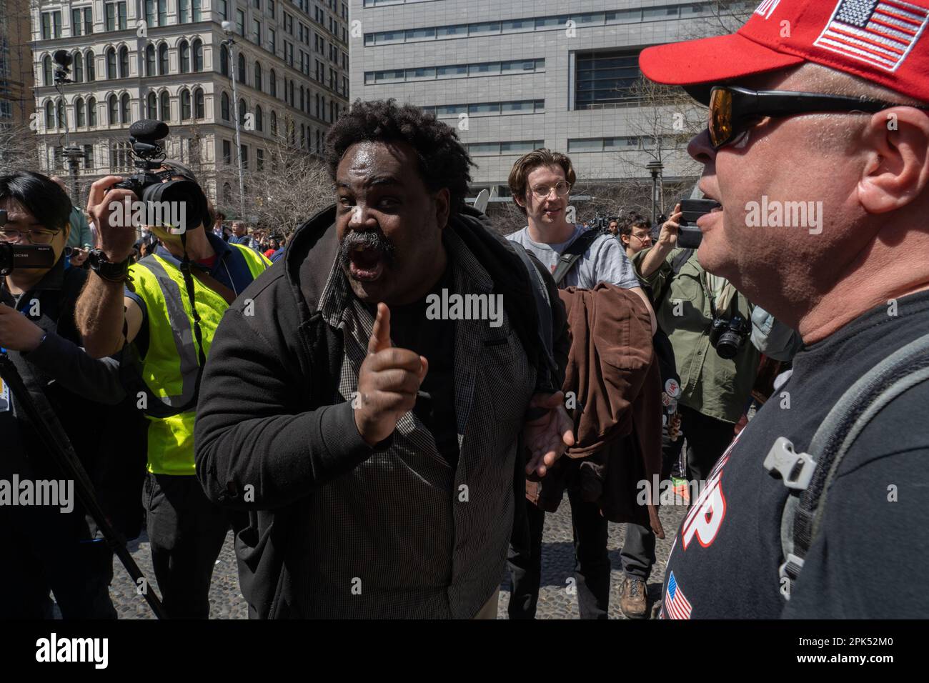 Les manifestants se rassemblent en face de la cour criminelle de Manhattan alors que l'ancien président Donald Trump était en train d'être arroger pour des paiements présumés d'argent de ruse. Banque D'Images