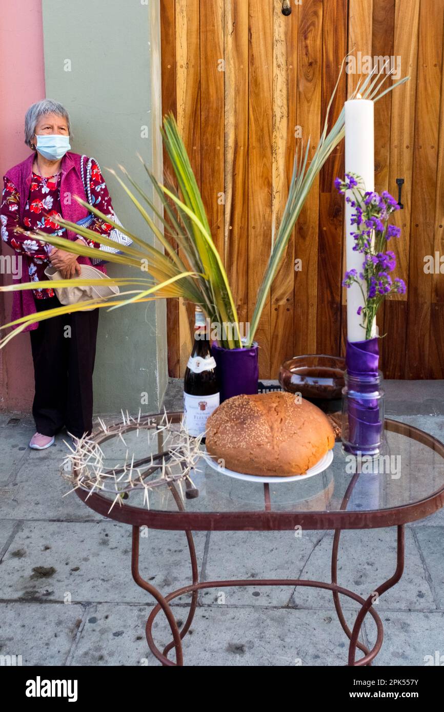 Autel avec pain devant la maison pendant le Semana Santa, Oaxaca de Juarez, Mexique Banque D'Images