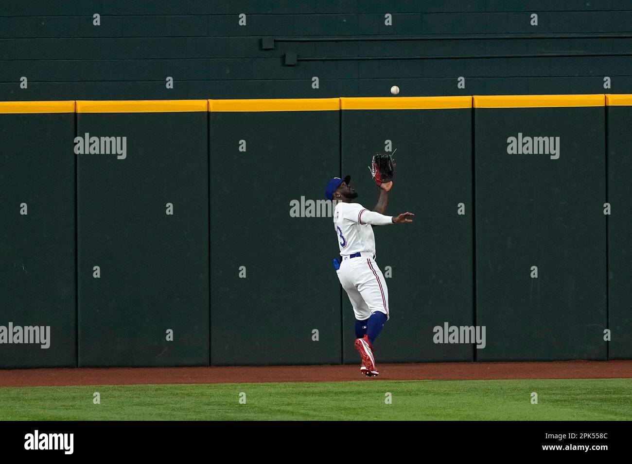 Texas Rangers center fielder Adolis Garcia reaches out to catch a fly out during a baseball game agianst the Baltimore Orioles, Tuesday, April 4, 2023, in Arlington, Texas. (AP Photo/Tony Gutierrez) Banque D'Images