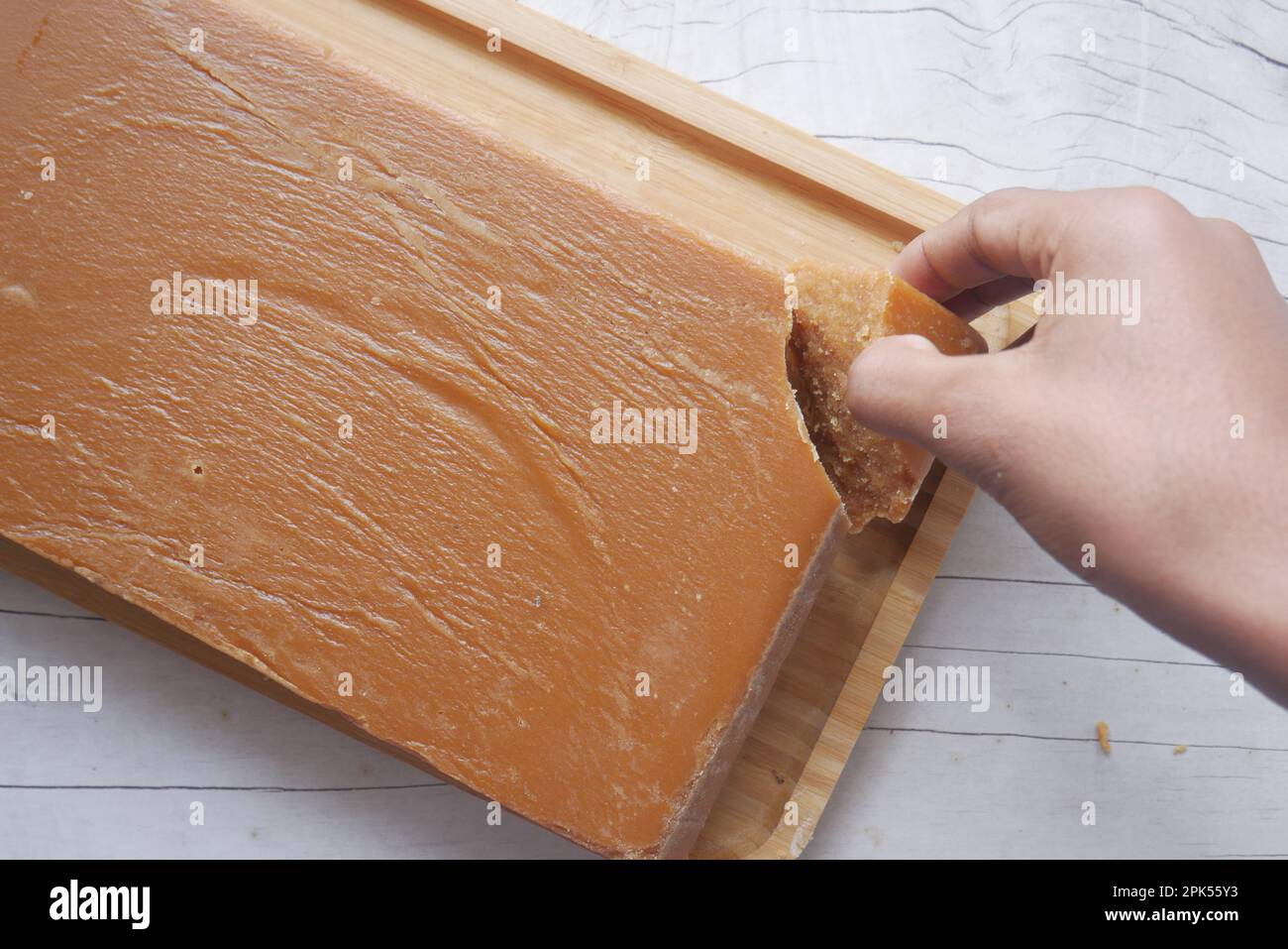 Cube de sucre de canne traditionnel de jaggery sur la table Banque D'Images