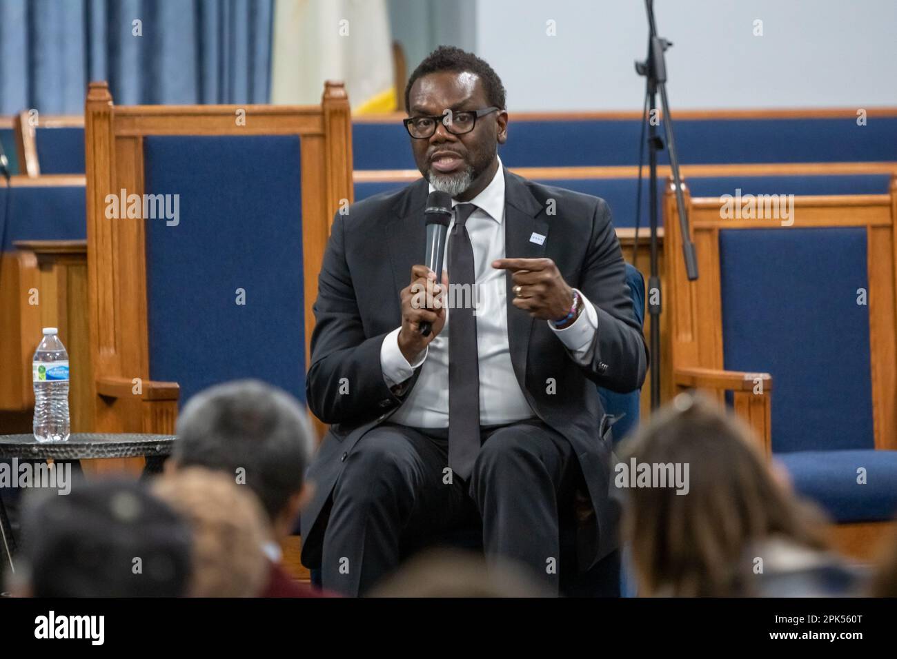 Brandon Johnson, aujourd'hui maire-élu, prenant la parole lors d'un forum de questions le 3/39/23, dans le quartier 10th de Chicago, une zone de moulins à acier à volets, de chômage élevé et de problèmes environnementaux. Les groupes communautaires locaux ont invité les deux candidats à prendre la parole, mais seul Brandon Johnson a choisi de comparaître et de répondre aux questions. L'événement a eu lieu à l'église baptiste du pèlerin, au 3235, rue E. 91st. Banque D'Images