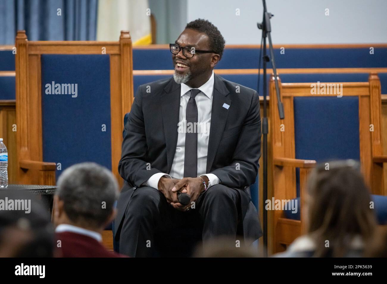 Brandon Johnson, aujourd'hui maire-élu, prenant la parole lors d'un forum de questions le 3/39/23, dans le quartier 10th de Chicago, une zone de moulins à acier à volets, de chômage élevé et de problèmes environnementaux. Les groupes communautaires locaux ont invité les deux candidats à prendre la parole, mais seul Brandon Johnson a choisi de comparaître et de répondre aux questions. L'événement a eu lieu à l'église baptiste du pèlerin, au 3235, rue E. 91st. Banque D'Images