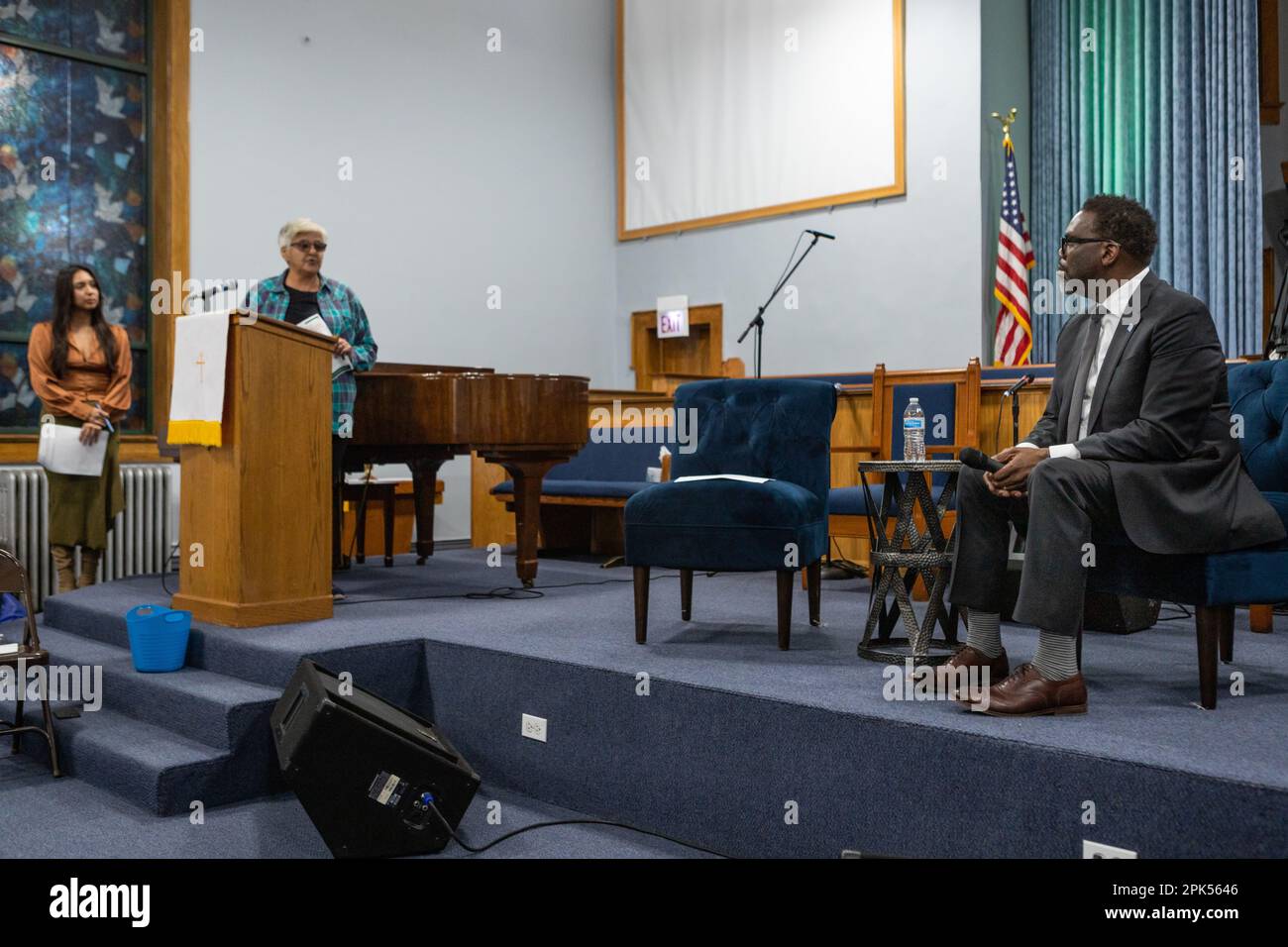 Brandon Johnson, aujourd'hui maire-élu, prenant la parole lors d'un forum de questions le 3/39/23, dans le quartier 10th de Chicago, une zone de moulins à acier à volets, de chômage élevé et de problèmes environnementaux. Les groupes communautaires locaux ont invité les deux candidats à prendre la parole, mais seul Brandon Johnson a choisi de comparaître et de répondre aux questions. L'événement a eu lieu à l'église baptiste du pèlerin, au 3235, rue E. 91st. Banque D'Images