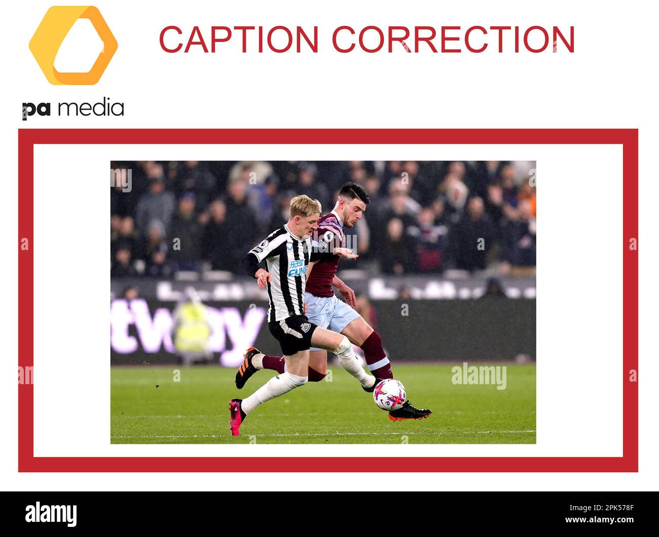 ATTENTION MONTEURS D'IMAGES, CHEF SUBS ET BIBLIOTHÉCAIRES D'IMAGES: La correction de légende pour ces images transmises sur le fil PA football déjà slugged West Ham qui a incorrectement capté le joueur comme Jonjo Shelvey. Les versions corrigées ont été transmises sur le fil. La bonne légende doit être la suivante : Anthony Gordon (à gauche) de Newcastle United et Declan Rice Battle de West Ham United pour le ballon lors du match de la Premier League au stade de Londres. Date de la photo: Mercredi 5 avril 2023. Banque D'Images