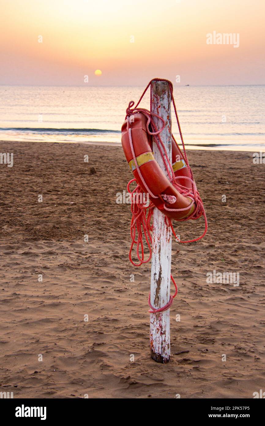 Bouée de sauvetage à la plage de sable de Vieste, Gargano, Apulia, Italie Banque D'Images