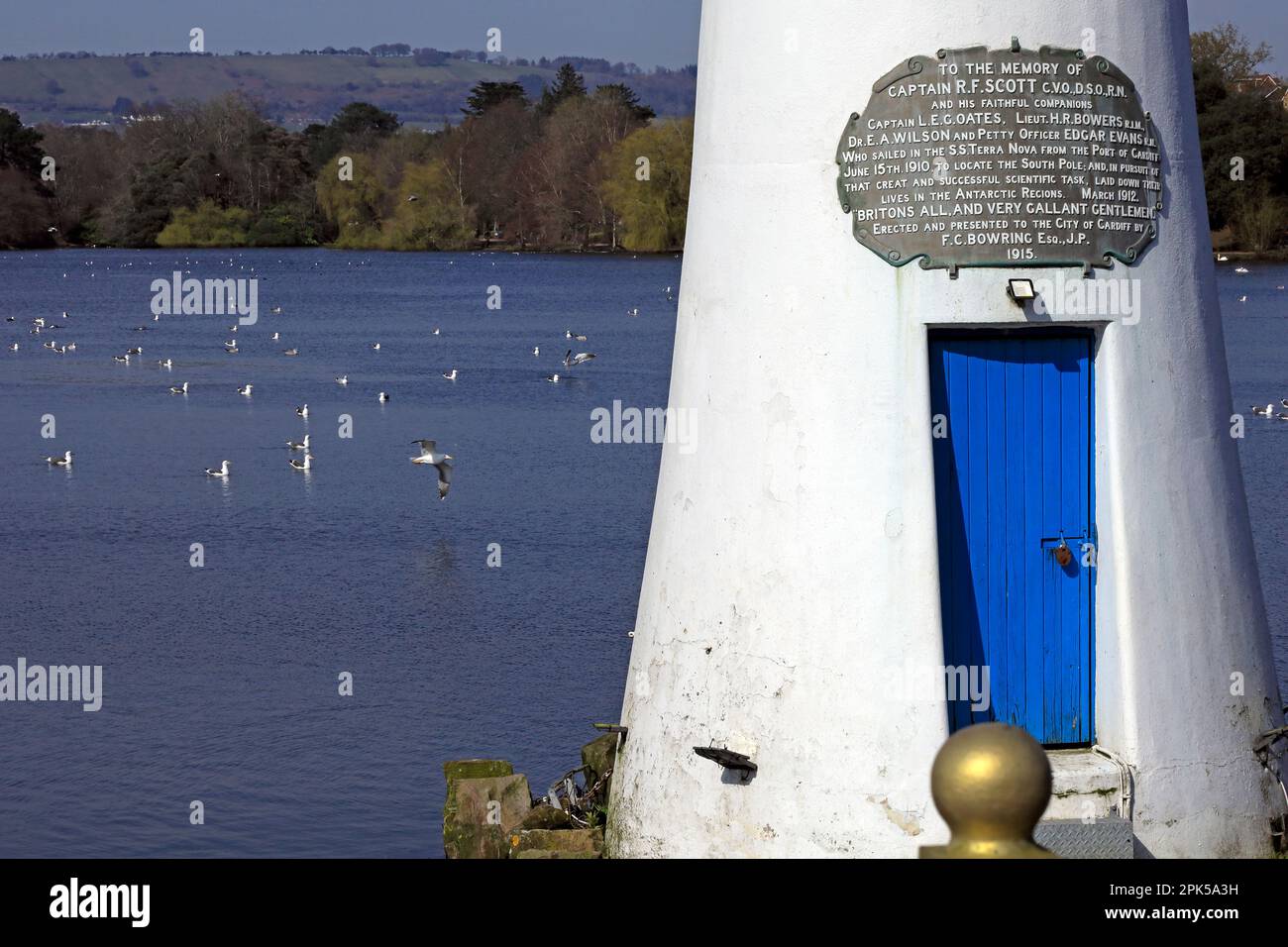 Roath Park, Scott Memorial phare détail de l'avant et vue sur le lac. Avril 2023. Ressort. cym Banque D'Images