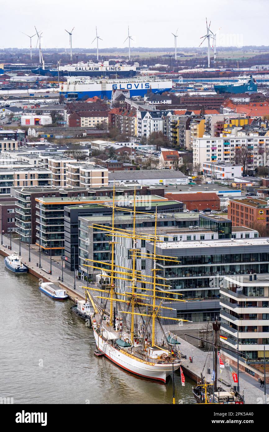 Vue d'ensemble du nouveau port, bâtiment résidentiel, navire de formation Allemagne, partie de la Havenwelten, de Bremerhaven, Brême, Allemagne Banque D'Images