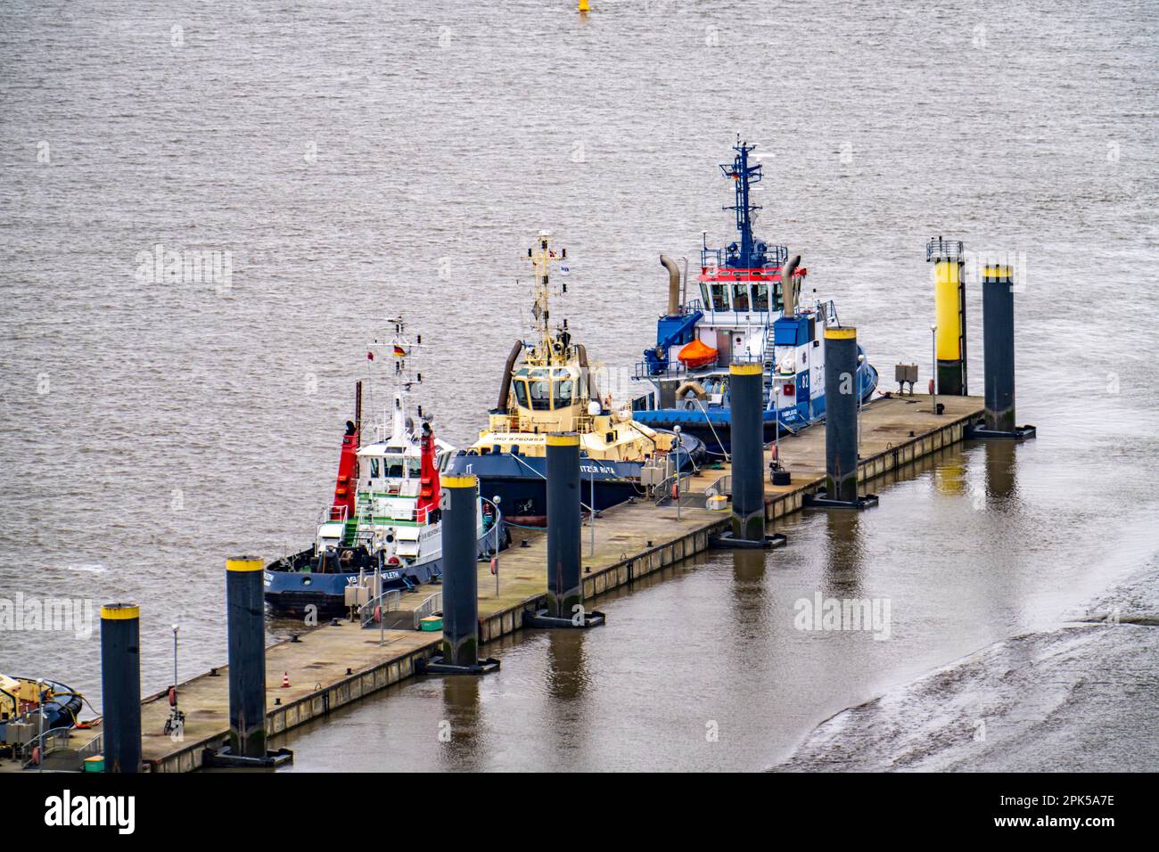 Le quai des remorqueurs, les remorqueurs du port attendant leur prochaine affectation, au Nouveau port, à l'embouchure de la rivière Weser avec à Bremerhaven, Brême, Banque D'Images
