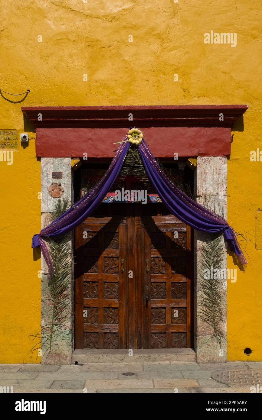Décorations de Pâques sur la célèbre rue piétonne de Macédoine Alcala, centre historique de la ville d'Oaxaca, Mexique Banque D'Images