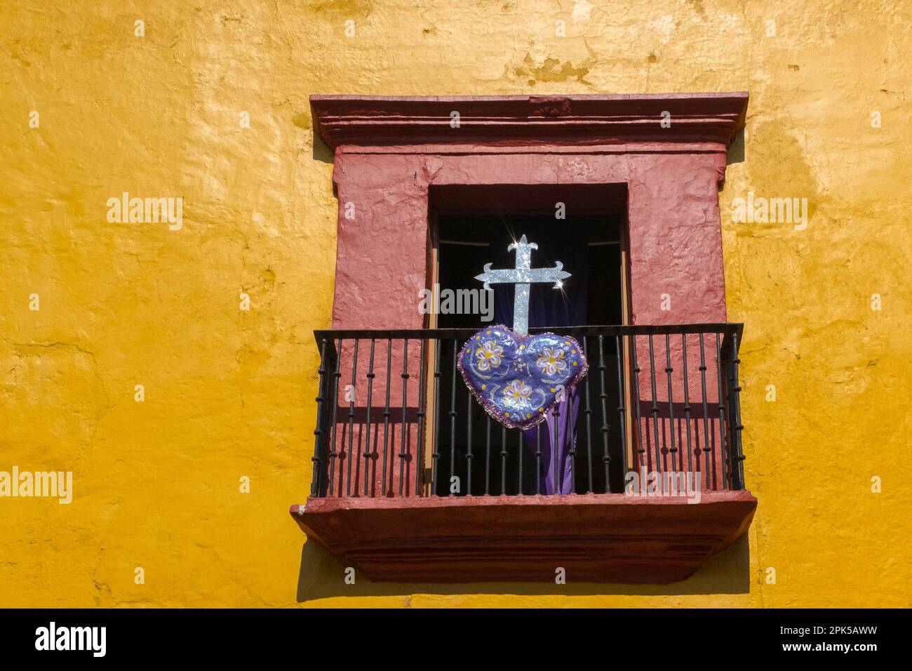 Décorations de Pâques sur la célèbre rue piétonne de Macédoine Alcala, centre historique de la ville d'Oaxaca, Mexique Banque D'Images