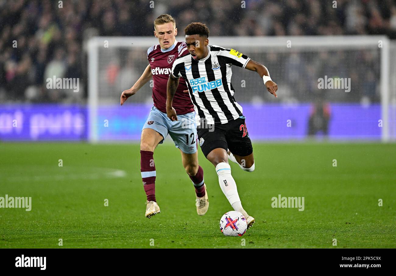 Londres, Royaume-Uni. 5th avril 2023. Joe Willock (Newcastle) et Flynn Downes (West Ham) lors du match de West Ham contre Newcastle Premier League au London Stadium, Stratford. Crédit : MARTIN DALTON/Alay Live News Banque D'Images