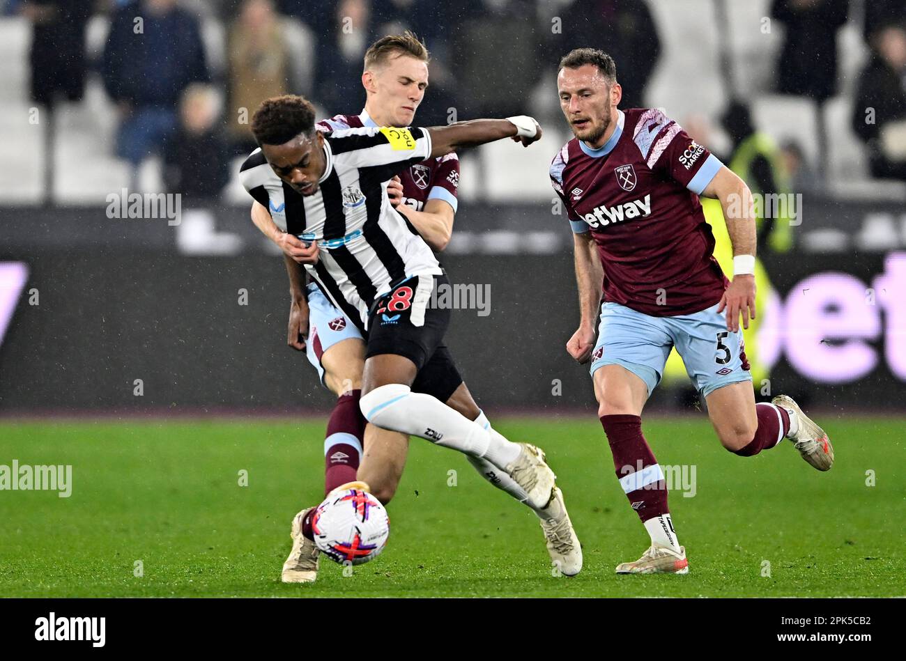 Londres, Royaume-Uni. 5th avril 2023. Joe Willock (Newcastle) passe devant Flynn Downes (West Ham) et Vladimir Coufal (West Ham) lors du match de West Ham contre Newcastle Premier League au London Stadium, Stratford. Crédit : MARTIN DALTON/Alay Live News Banque D'Images