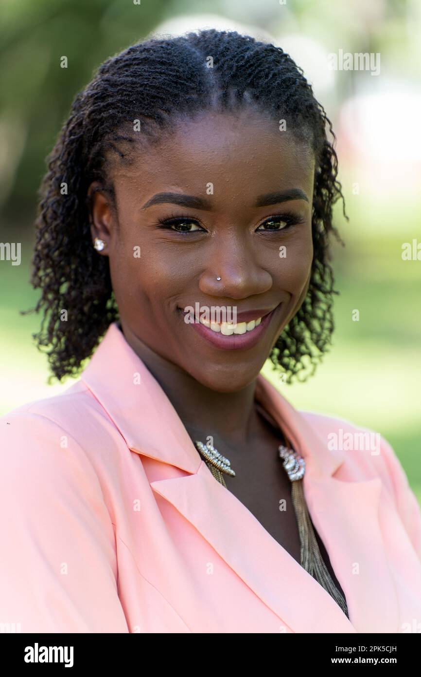 Gros plan d'une belle femme en plein sourire Banque D'Images