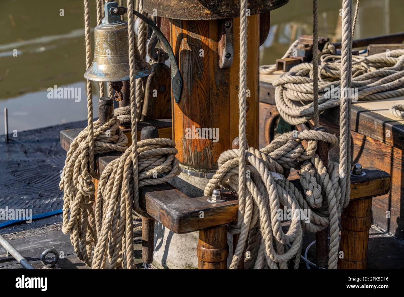 Voilier, gréement, cordes, cordes, nœuds, bateau en bois, nœuds marins, ordre, désordre, maritime, À Bremerhaven, Allemagne Banque D'Images
