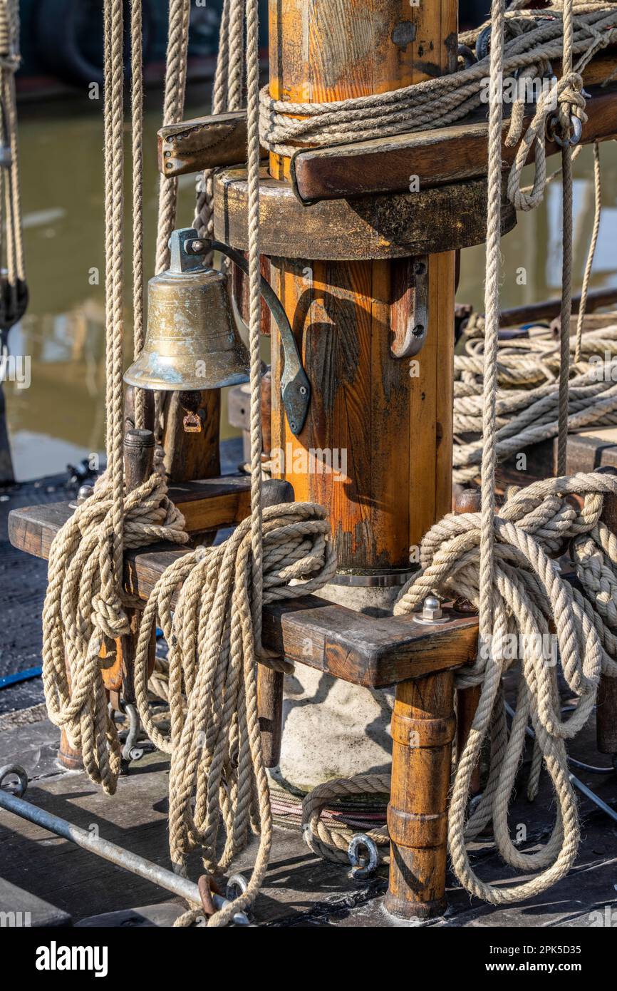 Voilier, gréement, cordes, cordes, nœuds, bateau en bois, nœuds marins, ordre, désordre, maritime, À Bremerhaven, Allemagne Banque D'Images