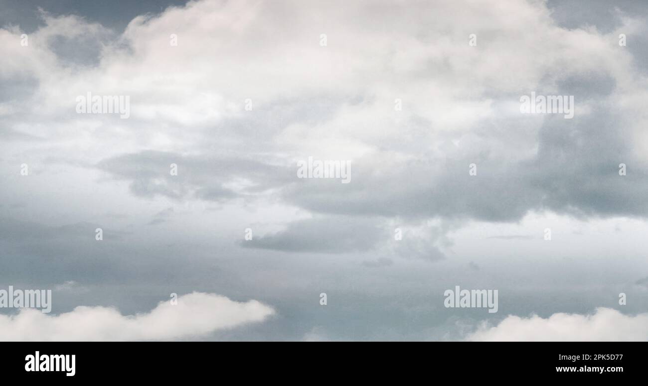 Vue générale de plusieurs nuages sombres et blancs sur ciel gris Banque D'Images