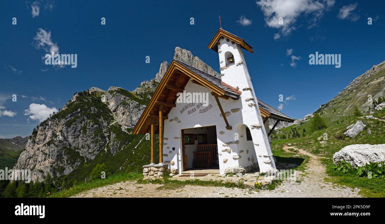 Eglise du col de Falzarego dans les Dolomites, Italie Banque D'Images