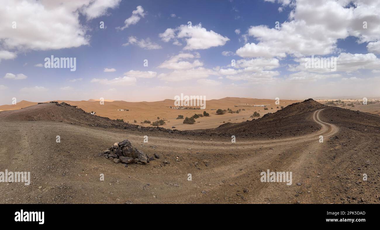 Merzouga, Maroc, Afrique : route panoramique dans le désert du Sahara ...